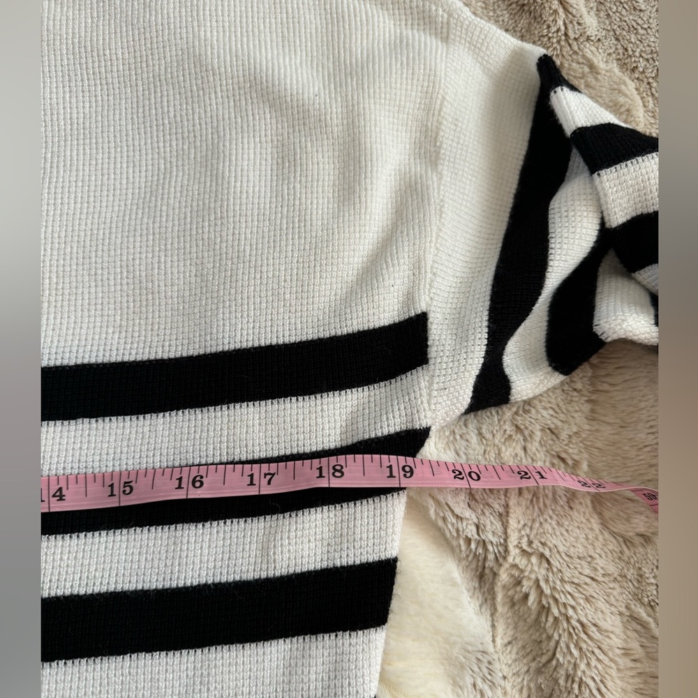 Cyrus women’s XS classic black and white striped sweater - Picture 6 of 7